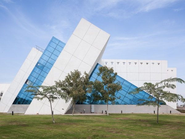 مسؤول: “المصرية للاتصالات” تتجه للاستحواذ على 100% من “فودافون”