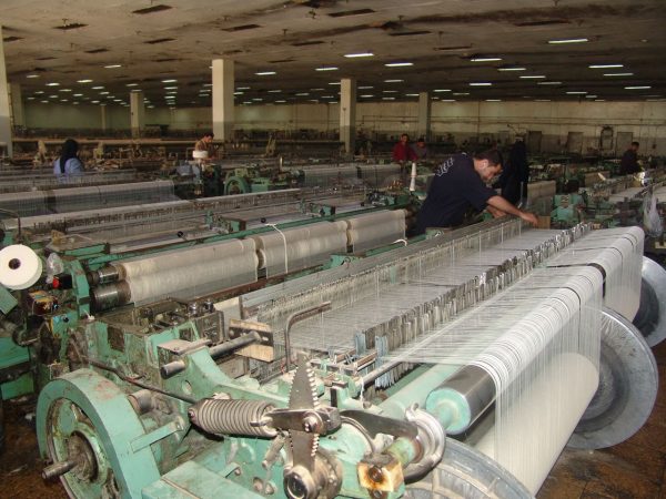 مصر تفاوض مستثمرين أجانب لإدارة وتشغيل مصانع الغزل والنسيج المطورة