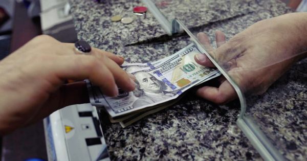 الدولار يفقد 5 قروش جديدة ليصل في “المركزي” لـ15.58 جنيه