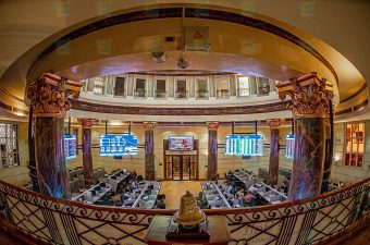 البورصة المصرية تغلق عند مستوى تاريخي تجاوز الـ45 ألف نقطة