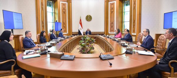السيسي يوجه “المركزي” بدراسة تقديم تمويل للقطاع السياحي بفائدة مخفضة بهدف الاحتفاظ بالعمالة