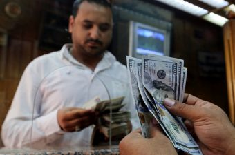 لماذا يرتفع الجنيه أمام الدولار؟ 