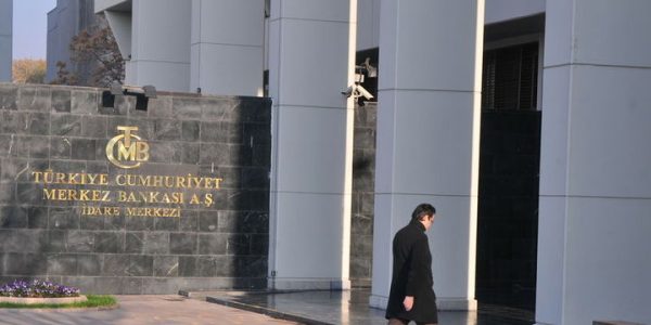 المرة الأولى منذ عامين بسبب انهيار الليرة.. المركزي التركي يرفع أسعار الفائدة 2%