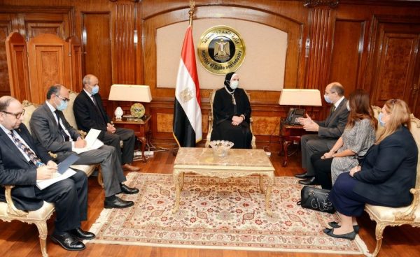 وزيرة التجارة والصناعة تدعو الشركات المجرية للاستثمار بالمنطقة الاقتصادية لقناة السويس