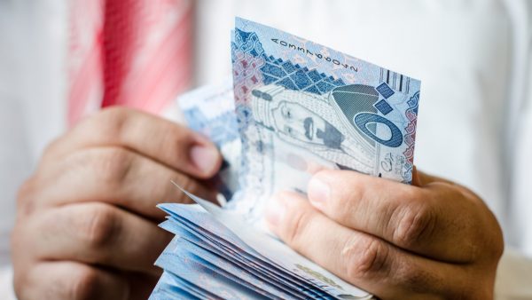 “فيتش”: طول أمد حرب إيران يُعرِّض تصنيفات بنوك سعودية للضغط