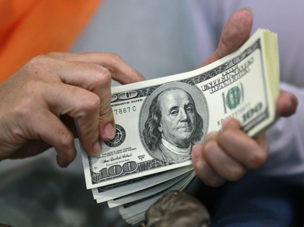 الدولار يرتفع أمام العملات الرئيسية قبل اجتماع المركزي الأمريكي