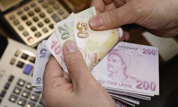 الليرة تواصل الهبوط.. هل يرفع المركزي التركي أسعار الفائدة؟