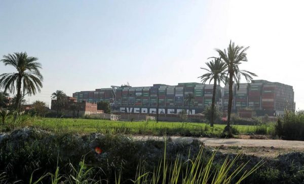 عاجل.. الرئيس السيسي يعلن تعويم السفينة الجانحة بقناة السويس