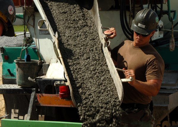 رويترز: مصر تقترح خفض إنتاج الأسمنت لتخفيف تخمة المعروض