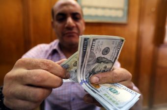تحويلات المصريين بالخارج تقفز 39% في أبريل على أساس سنوي