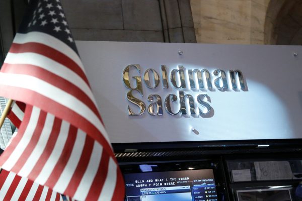“جولدمان ساكس” يتوقع استمرار قوة الدولار الأمريكي بدعم من أسعار الطاقة
