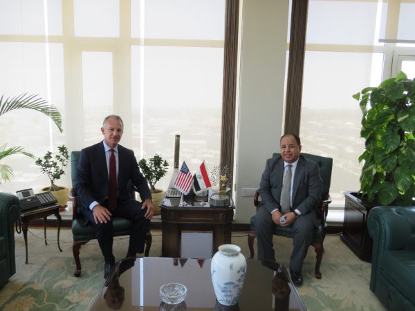 السفير الأمريكي: إحدى شركاتنا تخطط لاستثمار 5 مليارات دولار في مصر