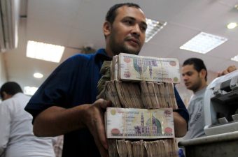 مدخرات بالملايين في المنازل: قصور في الثقافة البنكية أم تفضيلات شخصية؟