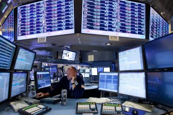 لماذا تتجاهل الأسواق العالمية الضربات الأمريكية على إيران؟