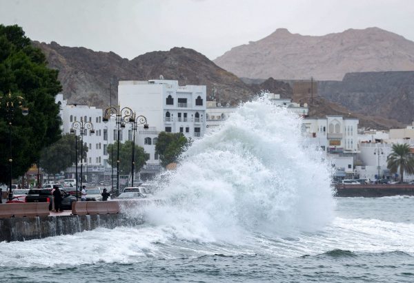 “إعصار شاهين” يضرب سلطنة عمان.. والإمارات في حالة تأهب