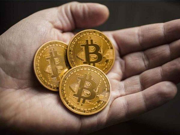 بتكوين تسجل نحو 63 ألف دولار وتقترب من أعلى سعر على الإطلاق