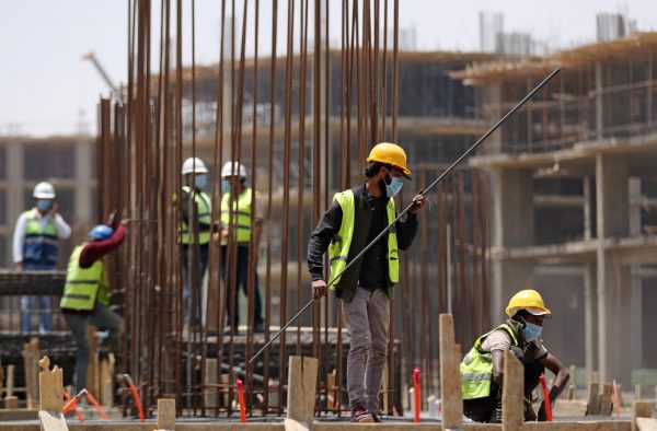 الجنيه وأسعار الفائدة يهددان السوق العقاري برفع الأسعار والركود