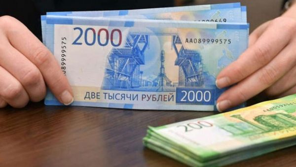مناورة رفع الفائدة من المركزي الروسي تقلص خسائر الروبل أمام الدولار