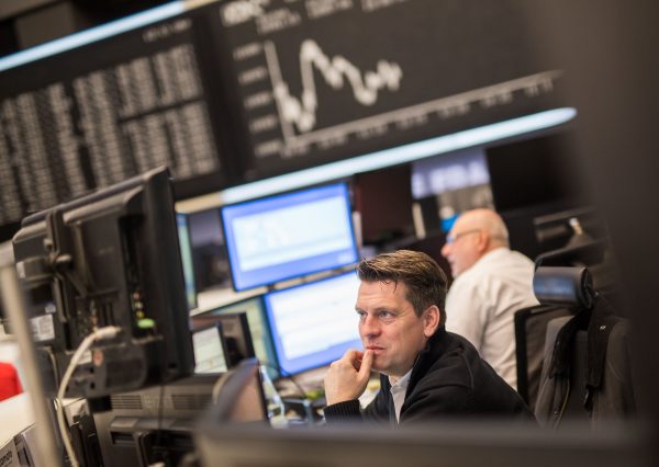 زيادة الفائدة الأمريكية تدفع الأسهم الأوروبية لأدنى مستوى في شهر