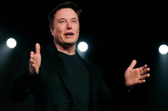 إيلون ماسك يُلمح إلى إمكانية استحواذه على شركة الطيران «رايان إير»