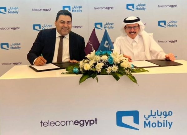 المصرية للاتصالات وموبايلي توقعان مذكرة تفاهم لربط مصر والسعودية بكابل بحري