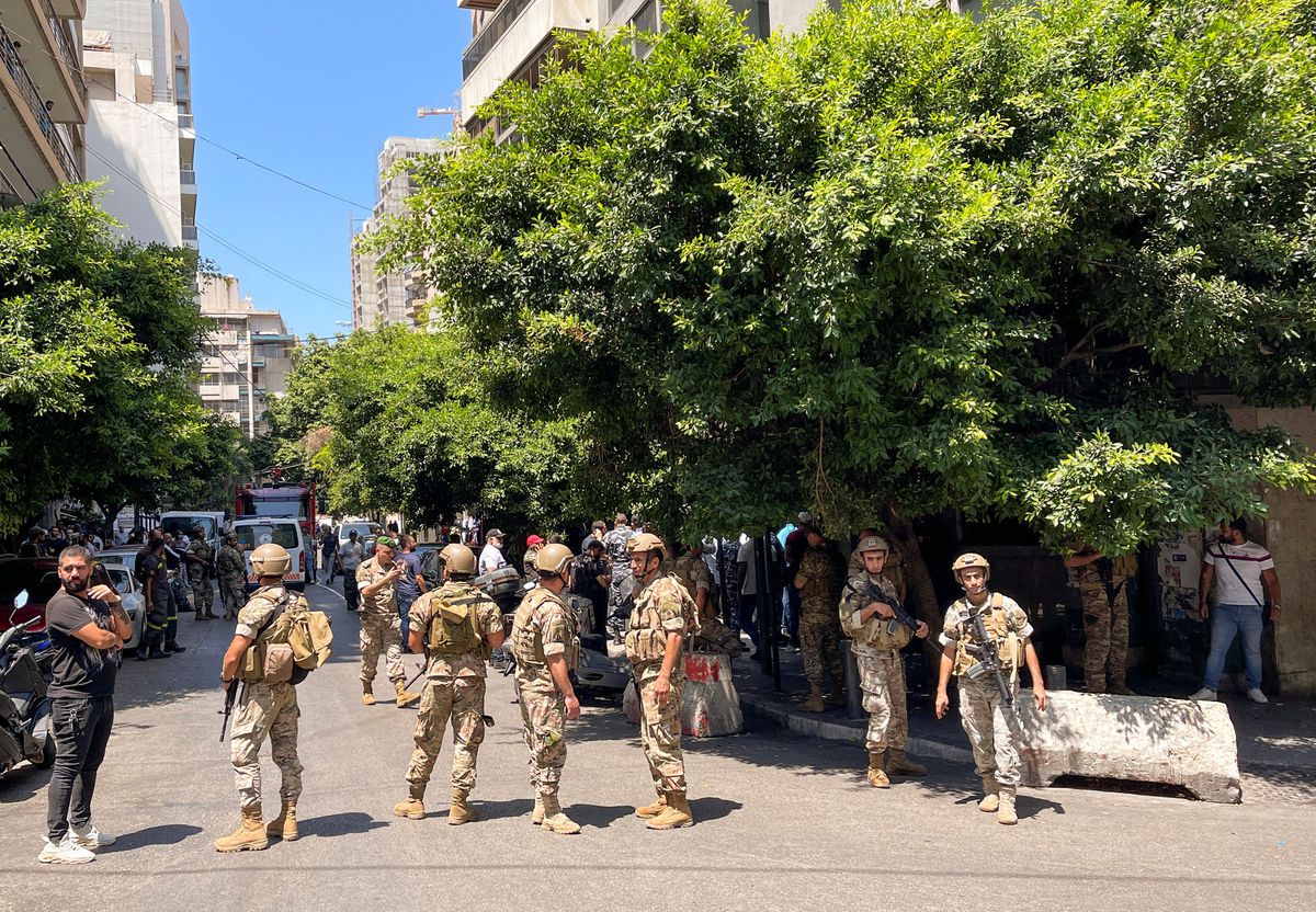 لبنان.. مواطن يحاول استرداد وديعته تحت تهديد السلاح