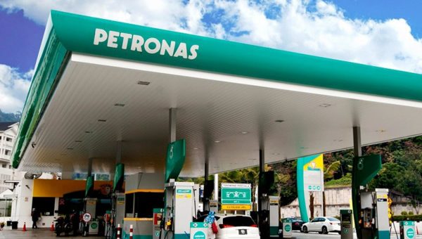 “البترول” تبحث مع “بتروناس” الماليزية زيادة استثماراتها في مصر