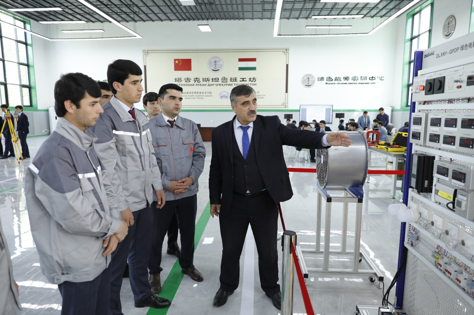 أستاذ طاجيكي يقدم للطلاب جهازا للطاقة الكهربائية الخضراء في ورشة لوبان في دوشانبى، طاجيكستان يوم 12 أبريل 2023. (شينخوا)