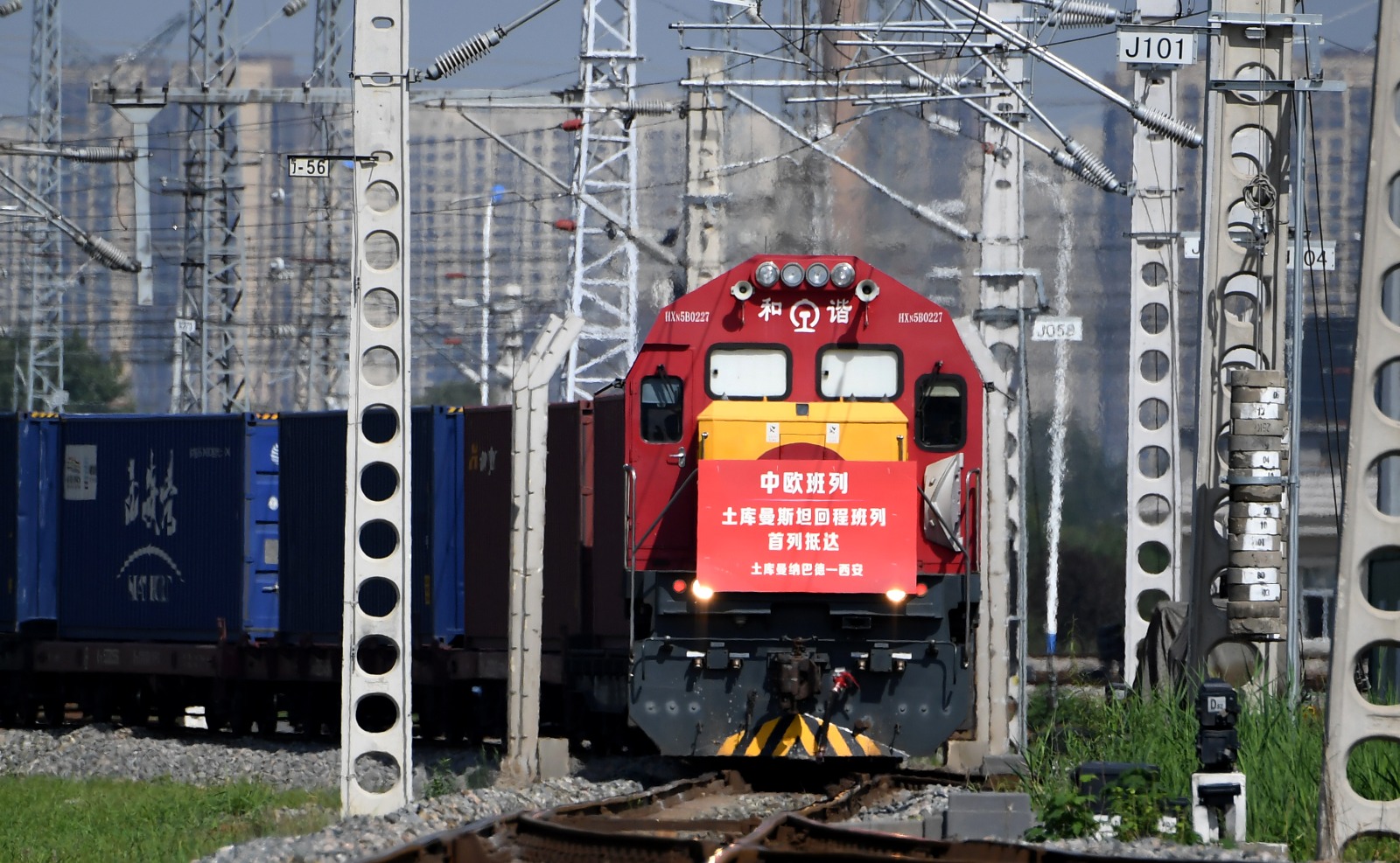  قطار شحن صيني-أوروبي مُحمل بمواد خام لعرق السوس، عشب طبي صيني تقليدي، المُغادر من تركمانستان، يصل إلى ميناء شيآن الدولي في مدينة شيآن، حاضرة مقاطعة شنشي شمال غربي الصين يوم 31 أغسطس 2022. (شينخوا)