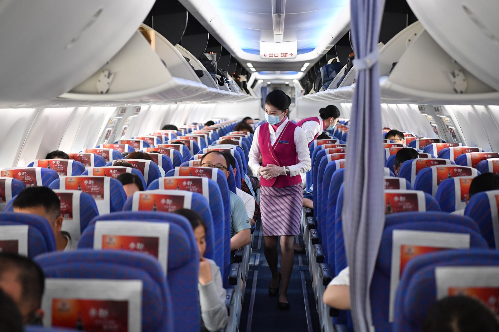 مضيفات الطيران تتحققن من إجراءات السلامة قبيل إقلاع أول رحلة ركاب على مسار شيآن-أورومتشي-عشق آباد في شيآن، حاضرة مقاطعة شنشي شمال غربي الصين يوم 13 مايو 2023. (شينخوا)