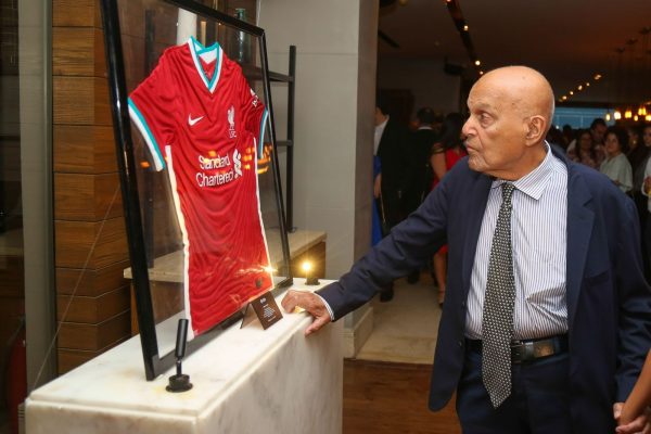 فودافون مصر تتبرع بقميص “مو صلاح” لدعم مؤسسة “مجدي يعقوب للقلب”