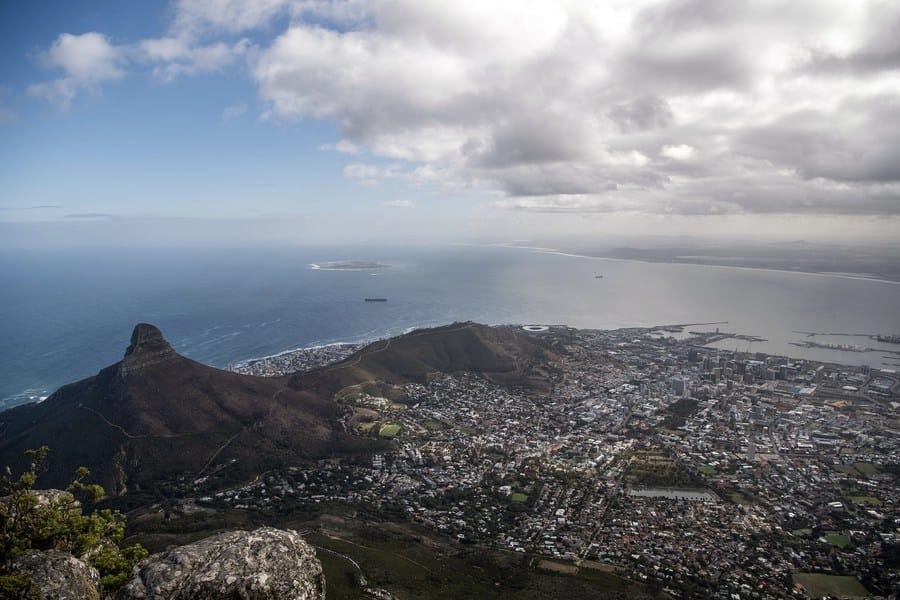 تظهر هذه الصورة التي التقطت في أول أبريل 2019منظرا لكيب تاون في جنوب أفريقيا. وتقع جنوب أفريقيا، التي تقام فيها قمة بريكس الـ15 هذا الشهر، في أقصى جنوب قارة أفريقيا. (شينخوا)