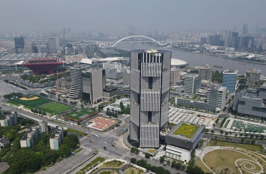 هذه الصورة الملتقطةمن الجو في 17 يونيو 2022 تظهر مبنى المقر الرئيسي لبنك التنمية الجديد في شانغهاي بشرق الصين. (شينخوا)