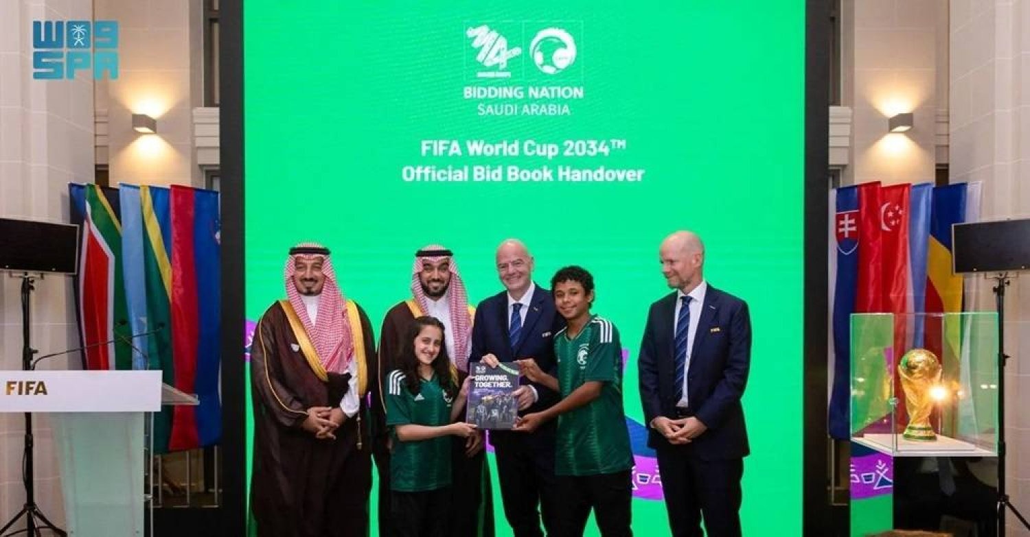 السعودية تسلم ملف ترشحها لاستضافة كأس العالم 2034 إلى "FIFA"