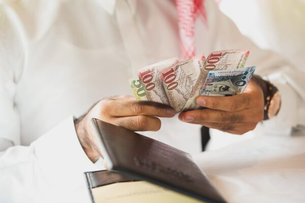 كيف ستواجه البنوك السعودية تحديات خفض الفائدة والتوترات الجيوسياسية؟
