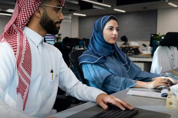 “سي آي كابيتال” تتوقع تباطؤ الطلب على العمالة الوافدة في السعودية بسبب حرب إيران