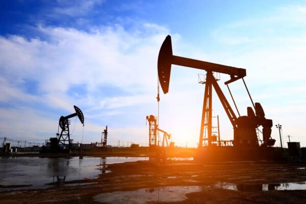رغم جهود التنويع.. سعر النفط أبرز تحديات اقتصادات الخليج في 2025