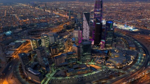 خفض الفائدة سيعزز أداء البنوك السعودية في 2025 لكن السيولة عنصر ضغط