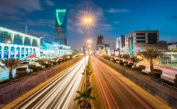 استطلاع: تسارع وتيرة الاستثمار بالذكاء الاصطناعي والتنويع يعززان تفاؤل الرؤساء التنفيذيين بالسعودية