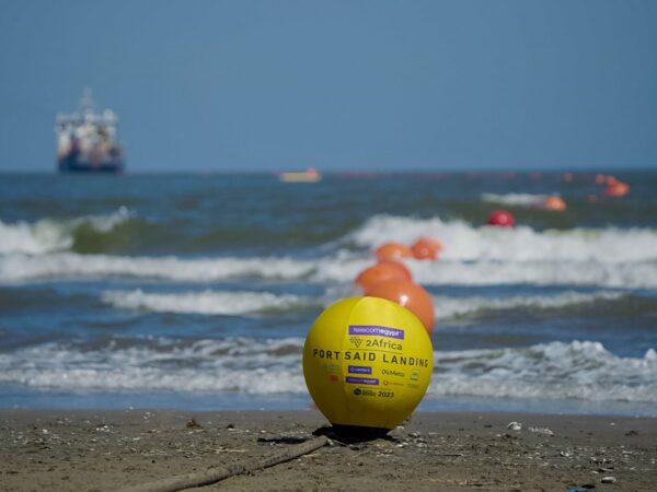 المصرية للاتصالات تنتهي من عمليات الإنزال الخاصة بالكابل البحري “SEA-ME-WE-6”