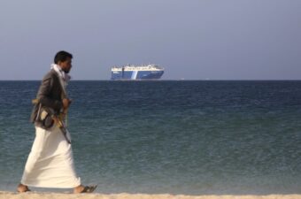 ارتفاع تكلفة التأمين على السفن في البحر الأحمر مع استئناف الحوثيين هجماتهم