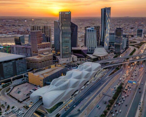 “جدوى” تتوقع نمو الاقتصاد السعودي غير النفطي 4.3% في 2025