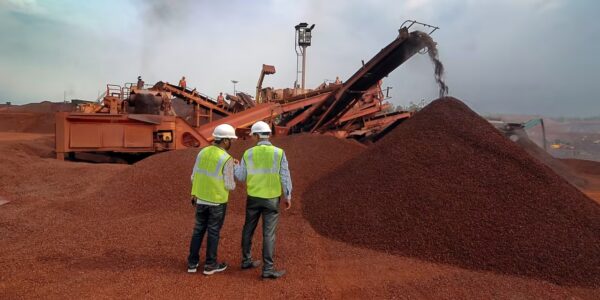 “الصناعة” تدرس آليات رفع جودة خام الحديد في مصر