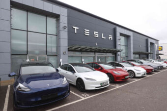 تسلا تطور سيارة كهربائية أقل تكلفة لمنافسة الشركات الصينية