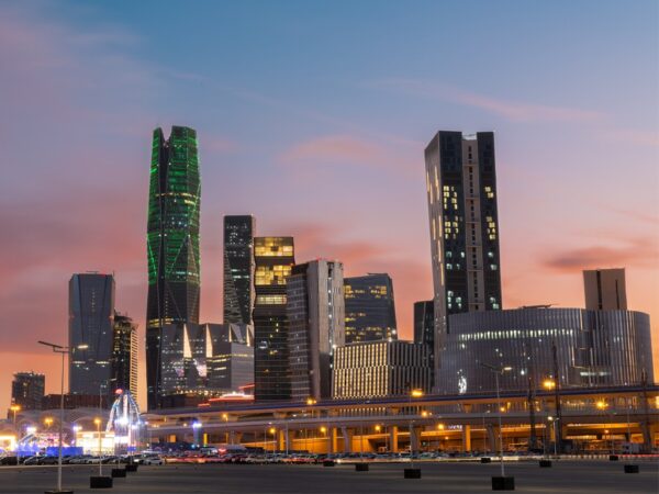 الشركات السعودية مرتفعة المديونية تتصدر المستفيدين من خفض الفائدة