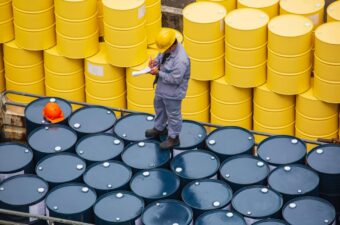 النفط يعزز مكاسبه وسط تكثيف إيران للهجمات في منطقة الخليج