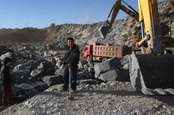 لماذا علّقت الصين قيود تصدير المعادن النادرة إلى أمريكا؟