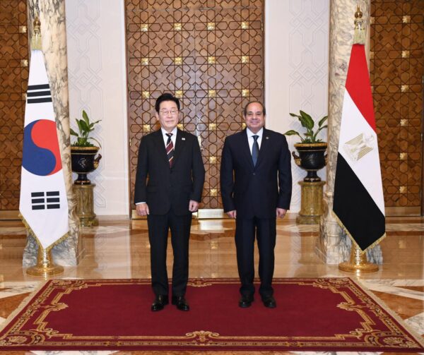 الرئيس السيسي يدعو كوريا الجنوبية لتعزيز استثماراتها في تصنيع السيارات والبتروكيماويات