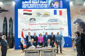 مصر توقع عقدًا مع 