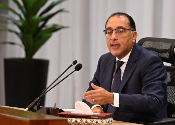 مصر تبدأ التقشف.. الجنيه يواصل النزيف.. 32 مليار جنيه مستهدفة من طرح بنك القاهرة